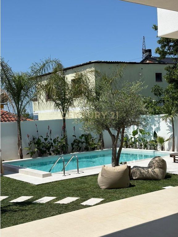 Villa Unica in Vendita a Paskuqan!