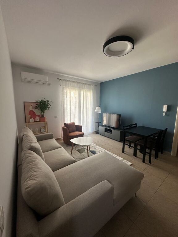 Procura di Tirana, Via Haxhi Hysen Dalliu, affittasi appartamento 1+1 arredato. 65.000 Leke
