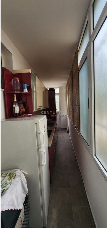 AFFITTASI APPARTAMENTO 2+1+2 CON VERANDA, QUARTIERE 17, DURRES !