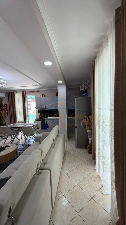 Shitet, Apartament 2+1+2, Fresk