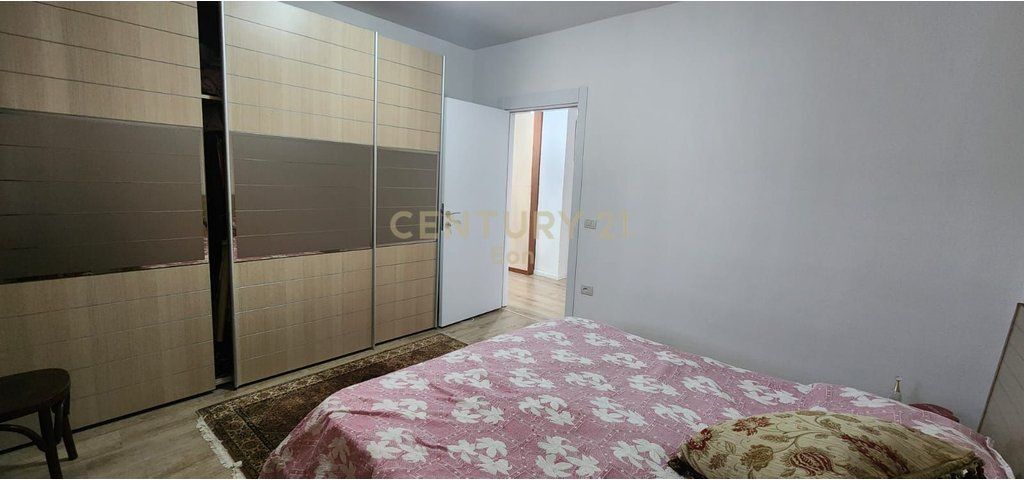AFFITTASI APPARTAMENTO 2+1+2 CON VERANDA, QUARTIERE 17, DURRES !