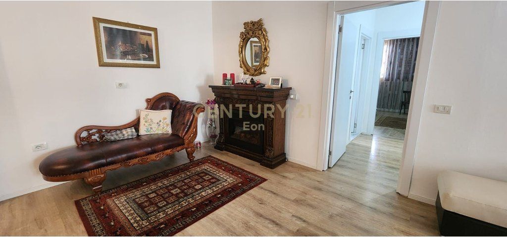 AFFITTASI APPARTAMENTO 2+1+2 CON VERANDA, QUARTIERE 17, DURRES !
