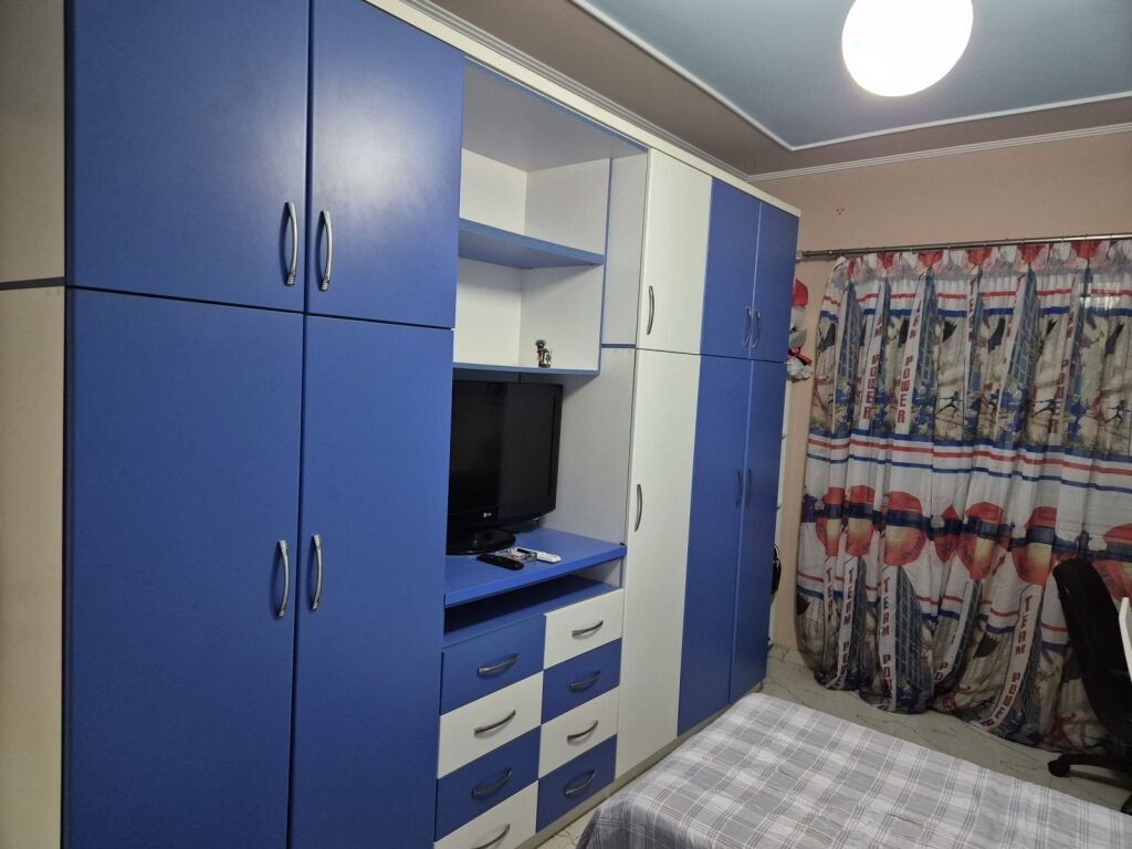Jepet me qera Apartamenti 2+1 Ish tregu elektrik :650 Mije leke