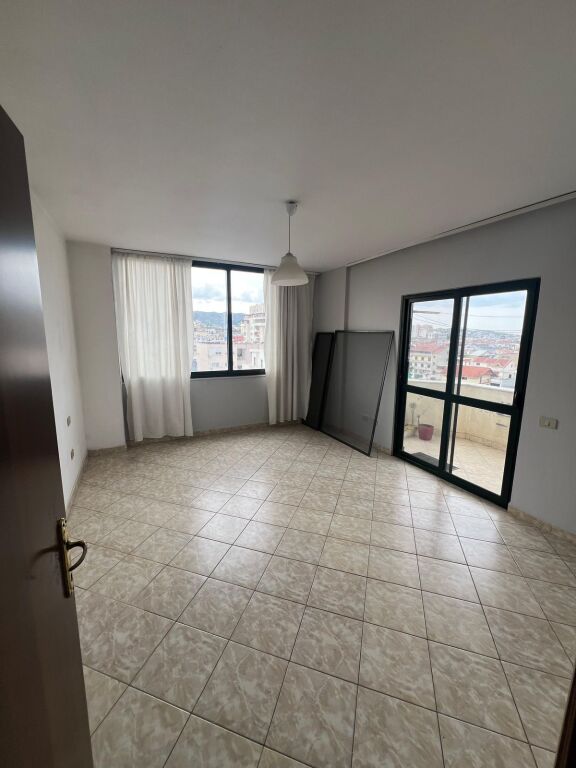 🏡 In affitto, Appartamento 2+1 + 2 Balconi, Vicino allo Stadio – Durrës.