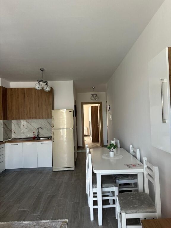 Qera | Apartament 1 + 1 | Rruga 5 Maji | 400 €/muaj