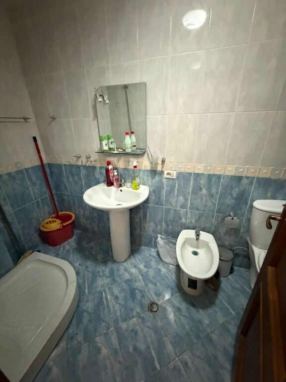 Jepet me qera 2+2 liqeni that te Kolombo 60000 lek mobiluar