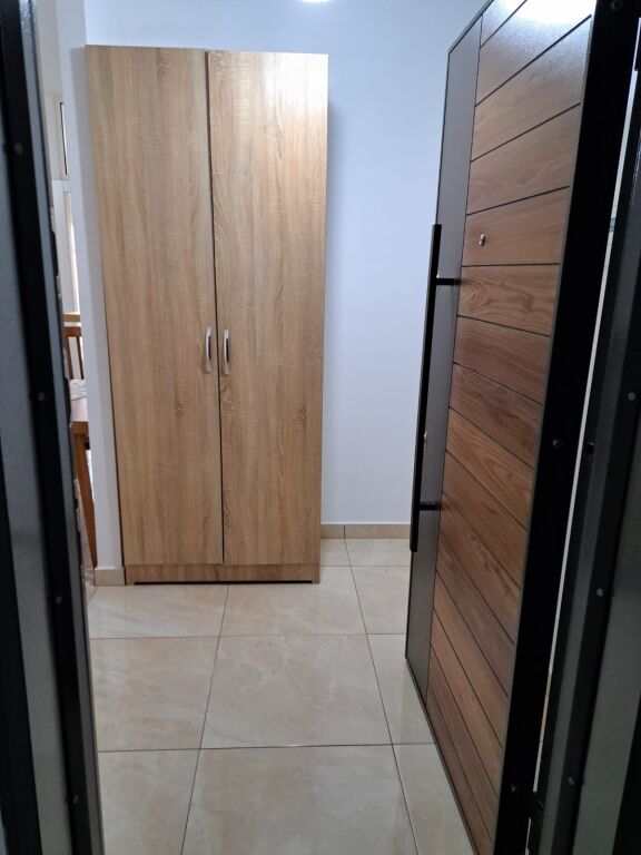 Jepet me qera Apartamneti 2+1 Astir Rruga Sokrat Miho 450 mije leke