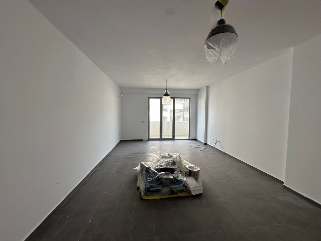 Shitet, Apartament 2+1, Kinostudio, Tiranë