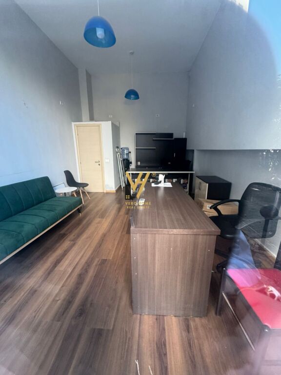 AFFITTASI NEGOZIO 22 M2 PRESSO LO STADIO DINAMO 40.000 LEKE