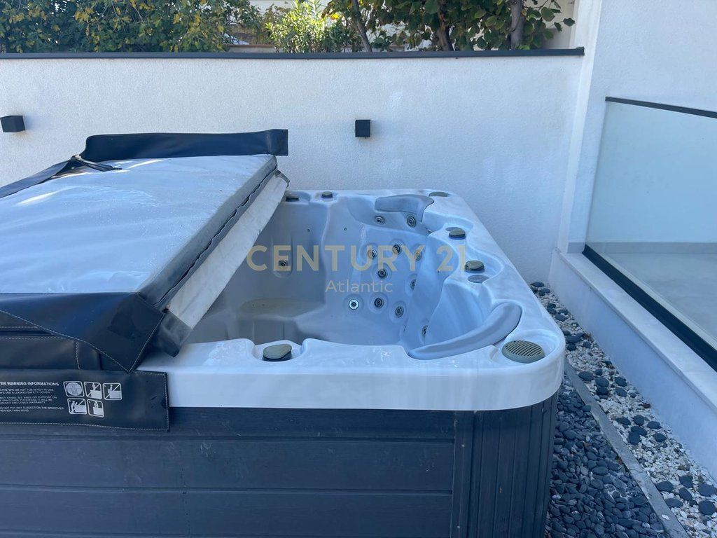 Super Vilë 3-Katëshe për Shitje në Plazh, Durrës – Pranë Rrotës së Kuqe