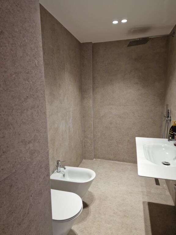 Locale di lusso per uffici in affitto in Via Kavaja!