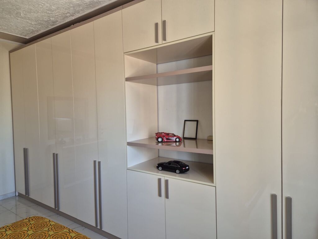 Jepet me qera Apartamenti 2+1 Ish tregu elektrik :650 Mije leke