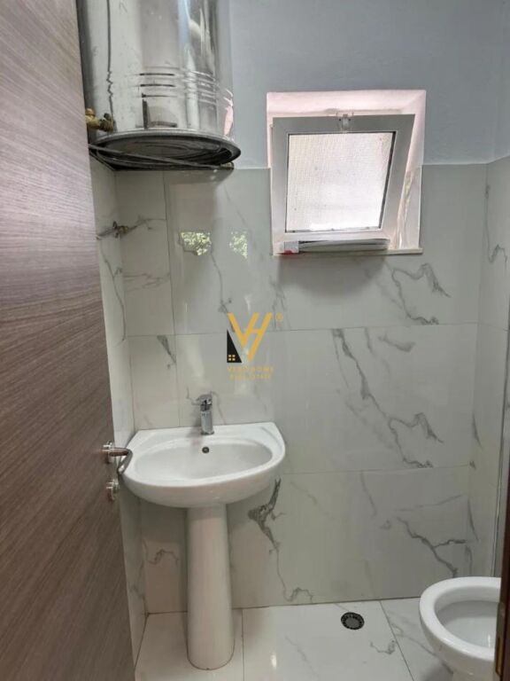 AFFITTASI NEGOZIO 31 M2 IN VIA ELBASAN 40.000 LEKE