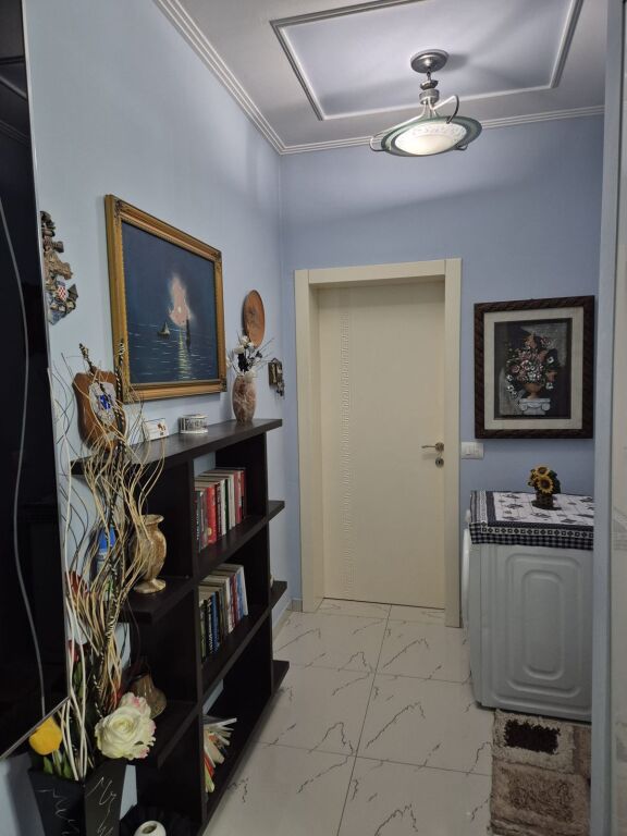 Jepet me qera Apartamenti 2+1 Ish tregu elektrik :650 Mije leke