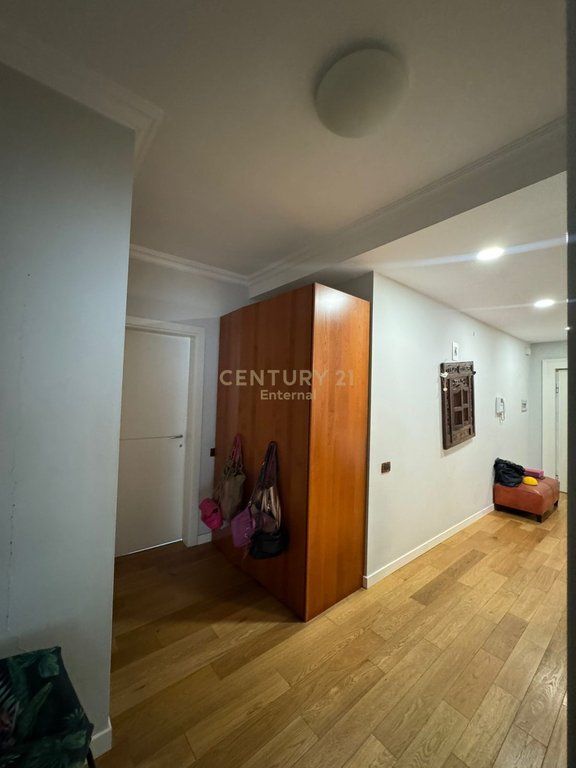 Shitet Apartament 2+1 tek Ish Garda