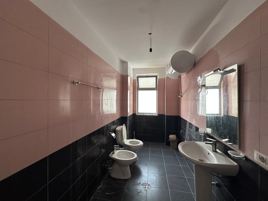 Shitet, Apartament 2+1, Kinostudio, Tiranë