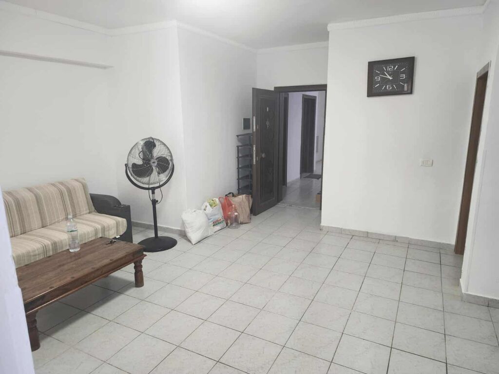 In vendita, appartamento 2+1, a Shkëmbin e Kavajës – Seconda linea sul mare.