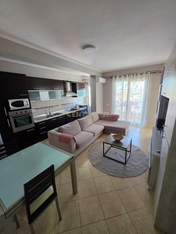 Apartament 2+1 Me Qira në Tregu fshatar, Durrës !