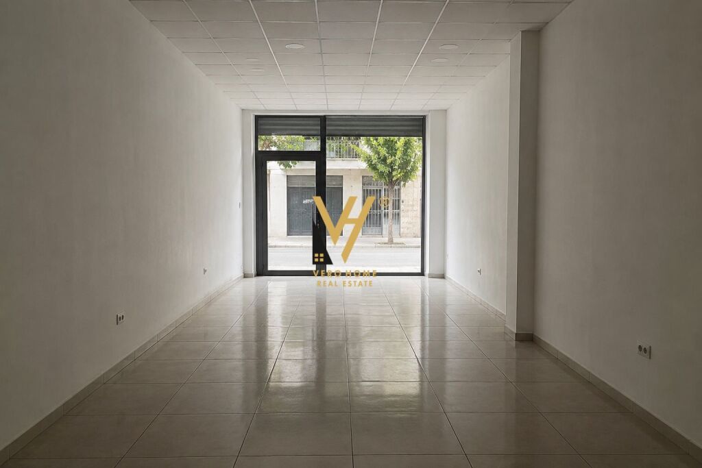 AFFITTASI NEGOZIO 36 M2 IN PIAZZA 21-50.000 LEKE