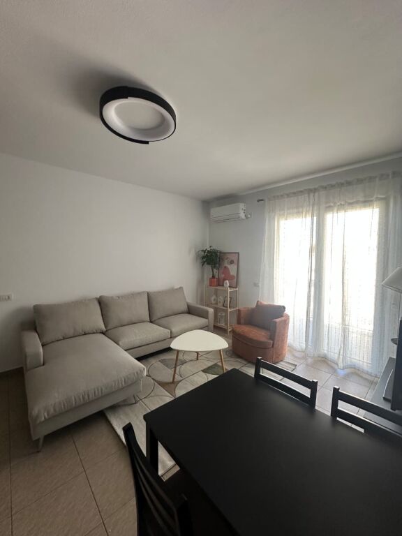 Procura di Tirana, Via Haxhi Hysen Dalliu, affittasi appartamento 1+1 arredato. 65.000 Leke
