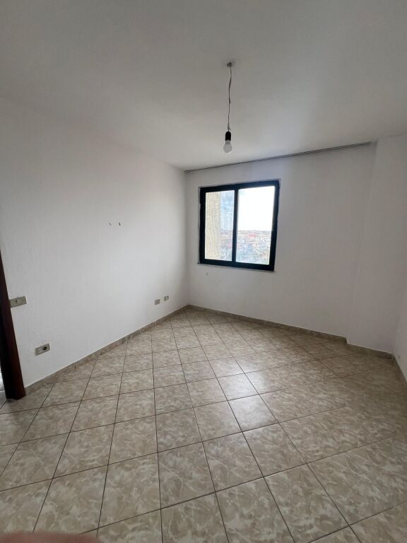 🏡 In affitto, Appartamento 2+1 + 2 Balconi, Vicino allo Stadio – Durrës.
