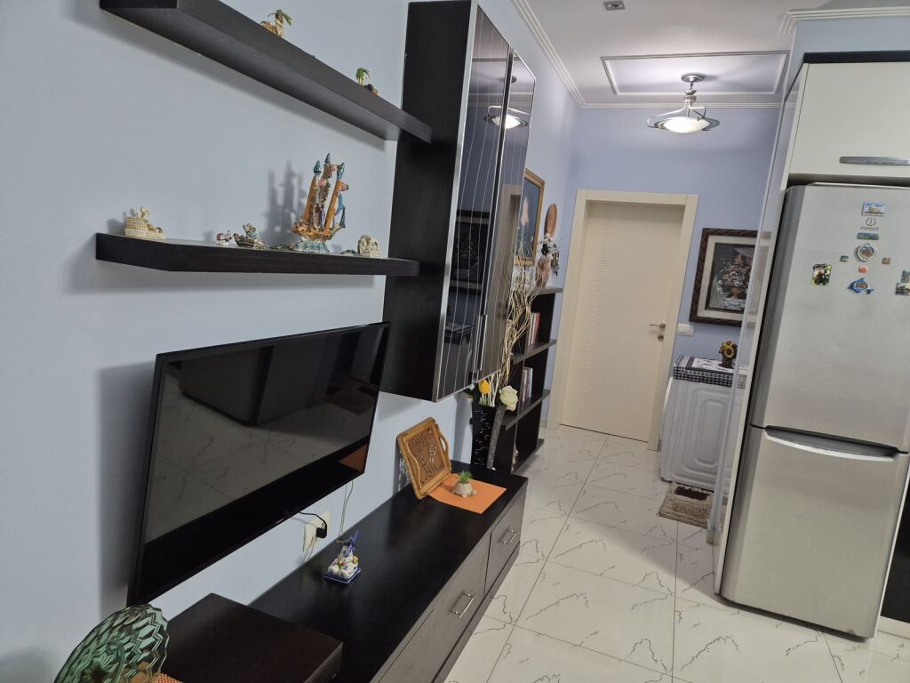 Jepet me qera Apartamenti 2+1 Ish tregu elektrik :650 Mije leke