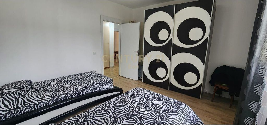AFFITTASI APPARTAMENTO 2+1+2 CON VERANDA, QUARTIERE 17, DURRES !
