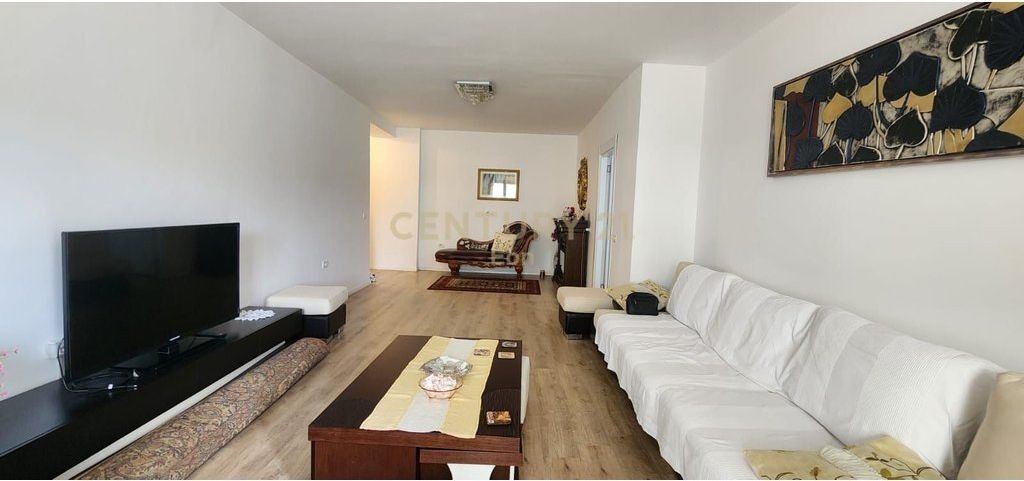 AFFITTASI APPARTAMENTO 2+1+2 CON VERANDA, QUARTIERE 17, DURRES !