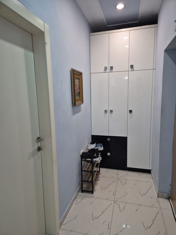 Jepet me qera Apartamenti 2+1 Ish tregu elektrik :650 Mije leke