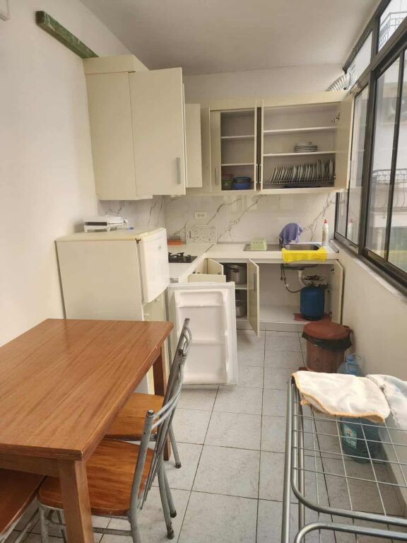 In vendita, appartamento 2+1, a Shkëmbin e Kavajës – Seconda linea sul mare.