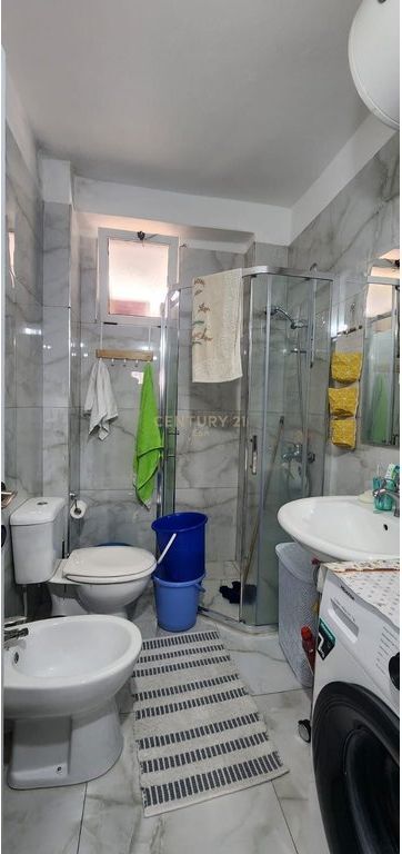 AFFITTASI APPARTAMENTO 2+1+2 CON VERANDA, QUARTIERE 17, DURRES !