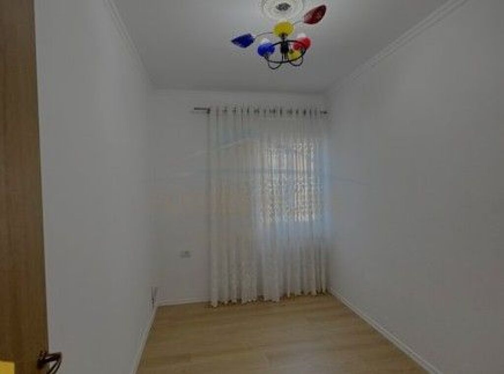 Disponiamo in vendita, appartamento 2+1, Via Dajti, nella zona di Fresku.