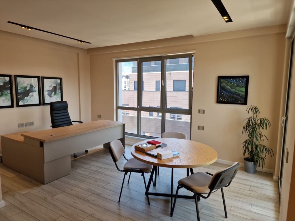 Locale di lusso per uffici in affitto in Via Kavaja!