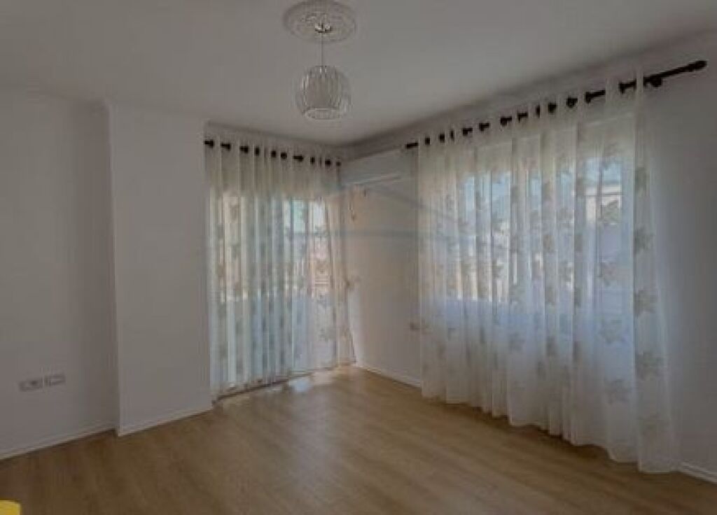 Disponiamo in vendita, appartamento 2+1, Via Dajti, nella zona di Fresku.