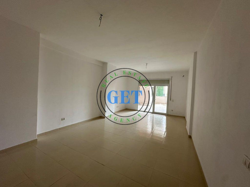 OCCASIONE, Appartamento 2+1+2 in Vendita, Ex URT, Durrës