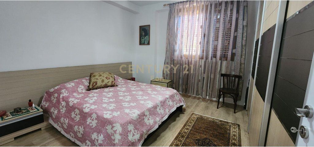 AFFITTASI APPARTAMENTO 2+1+2 CON VERANDA, QUARTIERE 17, DURRES !