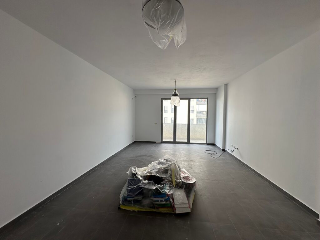 Shitet, Apartament 2+1, Kinostudio, Tiranë