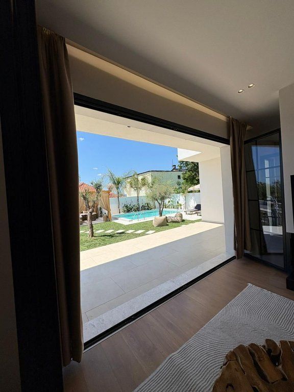 Villa Unica in Vendita a Paskuqan!