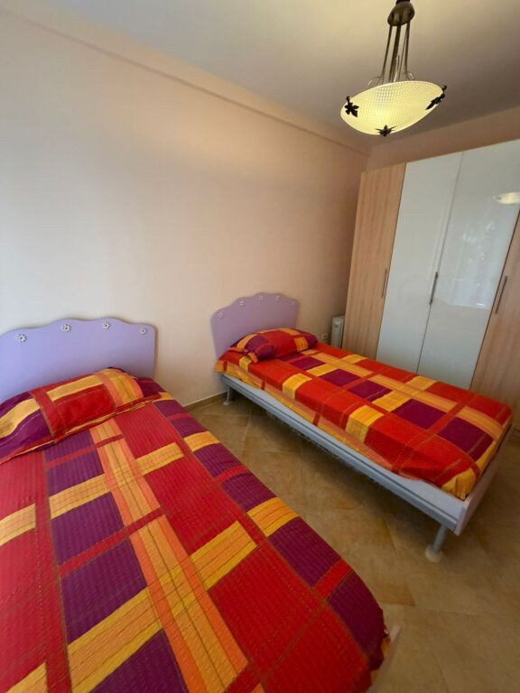 Jepet me qera 2+2 liqeni that te Kolombo 60000 lek mobiluar