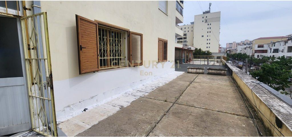 AFFITTASI APPARTAMENTO 2+1+2 CON VERANDA, QUARTIERE 17, DURRES !