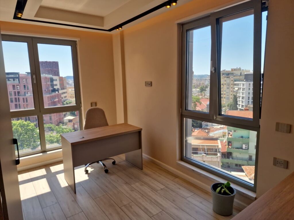 Locale di lusso per uffici in affitto in Via Kavaja!