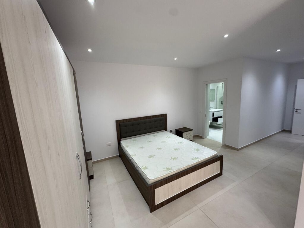 🏡 Appartamento 2+1+2 in affitto 📍 21 Dhjetori, vicino al Supermercato Joena  ▪️ Superficie: 115 m² ▪️ 5° piano con ascensore ▪️ Organizzazione: soggiorno + cucina, 2 camere da letto, 2 bagni ▪️ Appartamento spazioso e adatto per famiglia o coppia  💶 Prezzo: 850 euro/mese