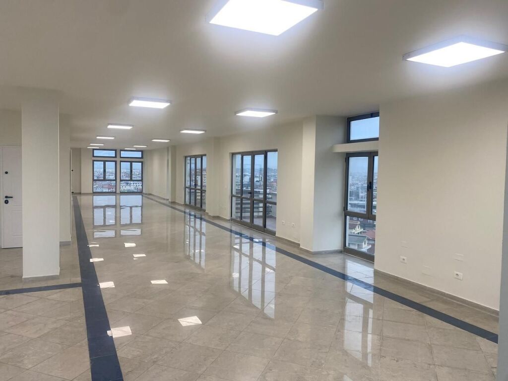 🏢 LOCALE COMMERCIALE IN AFFITTO – INGRESSO DI DURRËS
