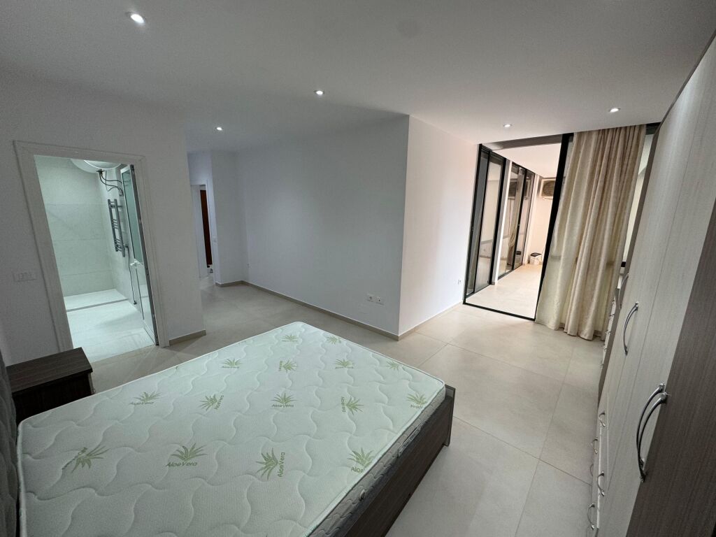 🏡 Appartamento 2+1+2 in affitto 📍 21 Dhjetori, vicino al Supermercato Joena  ▪️ Superficie: 115 m² ▪️ 5° piano con ascensore ▪️ Organizzazione: soggiorno + cucina, 2 camere da letto, 2 bagni ▪️ Appartamento spazioso e adatto per famiglia o coppia  💶 Prezzo: 850 euro/mese