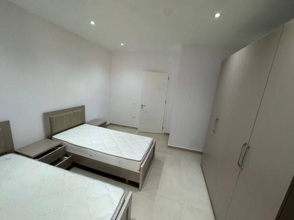 🏡 Appartamento 2+1+2 in affitto 📍 21 Dhjetori, vicino al Supermercato Joena  ▪️ Superficie: 115 m² ▪️ 5° piano con ascensore ▪️ Organizzazione: soggiorno + cucina, 2 camere da letto, 2 bagni ▪️ Appartamento spazioso e adatto per famiglia o coppia  💶 Prezzo: 850 euro/mese