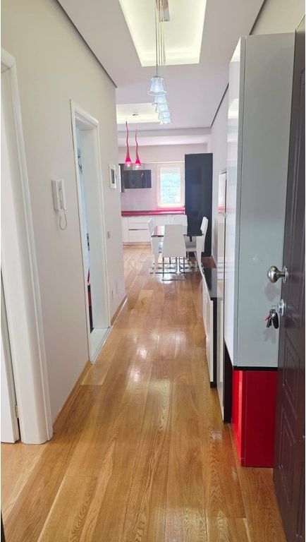 Shitet apartament modern 2+1, me pamje nga liqeni 262,000 €