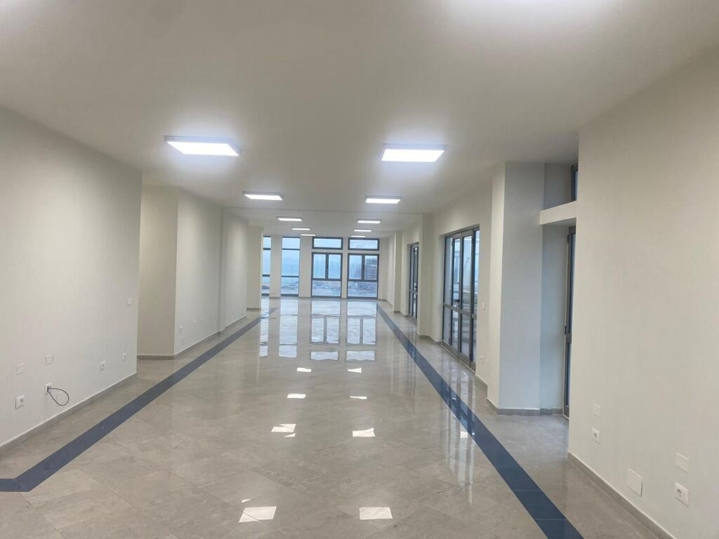 🏢 LOCALE COMMERCIALE IN AFFITTO – INGRESSO DI DURRËS