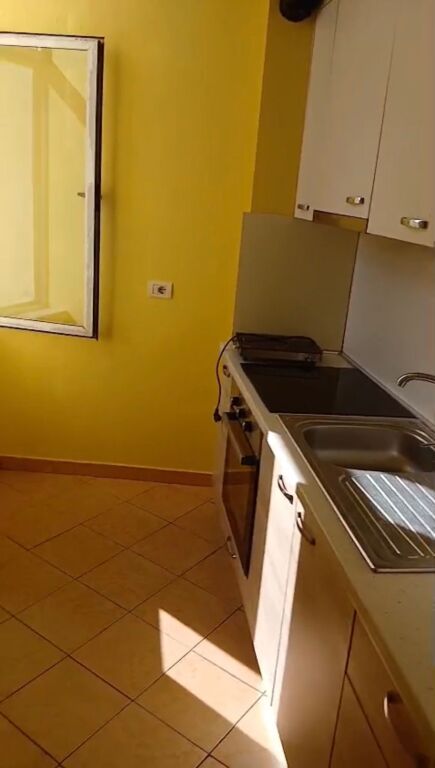 Appartamento in Affitto a Shkëmbi i Kavajës 1+1