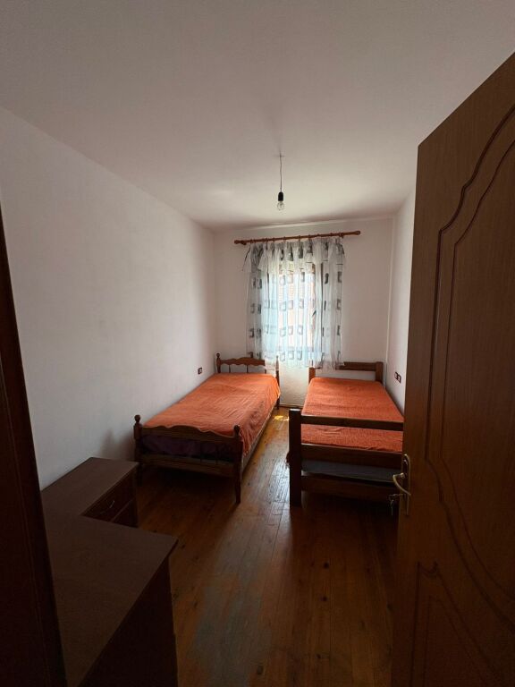 Jepet me qera Shtepia 2+1 , rruga e Dibres prane Fakultetit te Mjeksise 380 mije leke te vjetra