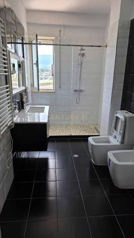 Shitet apartament modern 2+1, me pamje nga liqeni 262,000 €